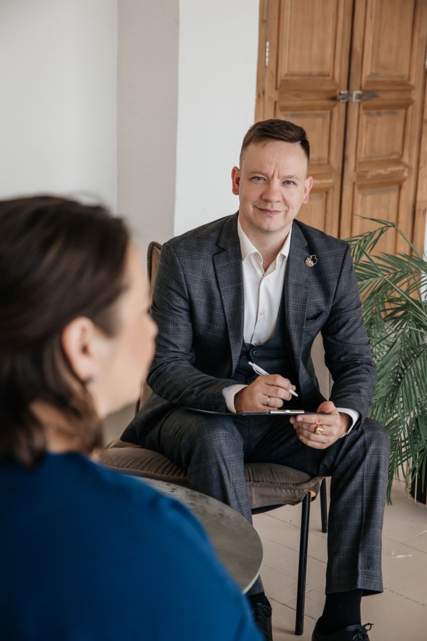 Владимир Седышев проводит психологическую консультацию в кабинете